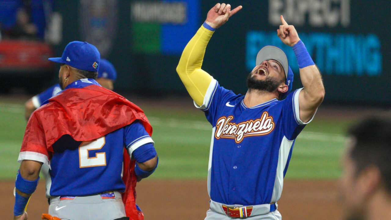AME5107. MIAMI (ESTADOS UNIDOS), 17/03/2026.- Wilyer Abreu (d) de Venezuela celebra al ganar este martes, la final del Clásico Mundial de Béisbol ante Estados Unidos en el estadio LoanDepot Park en Miami (Estados Unidos). EFE/ Alberto Boal