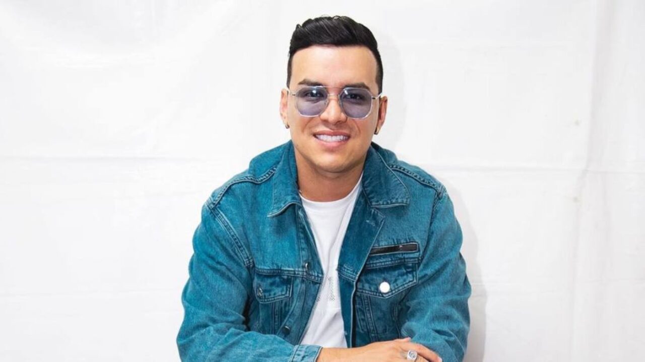 Cantante colombiano Yeison Jiménez llora en concierto por salud de su hijo y da detalles: «Ha sido difícil»