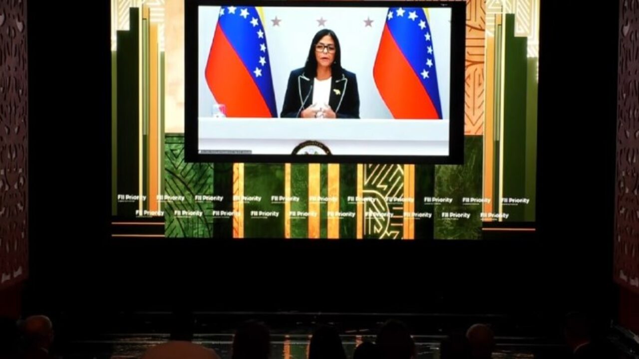 Venezuela apuesta al «cara a cara»: Delcy Rodríguez urge diálogo directo con EE. UU. y blindaje jurídico para inversores