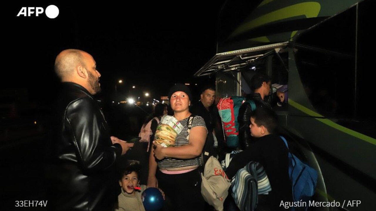 Este domingo partió a Venezuela avión con 115 migrantes varados en frontera de Chile