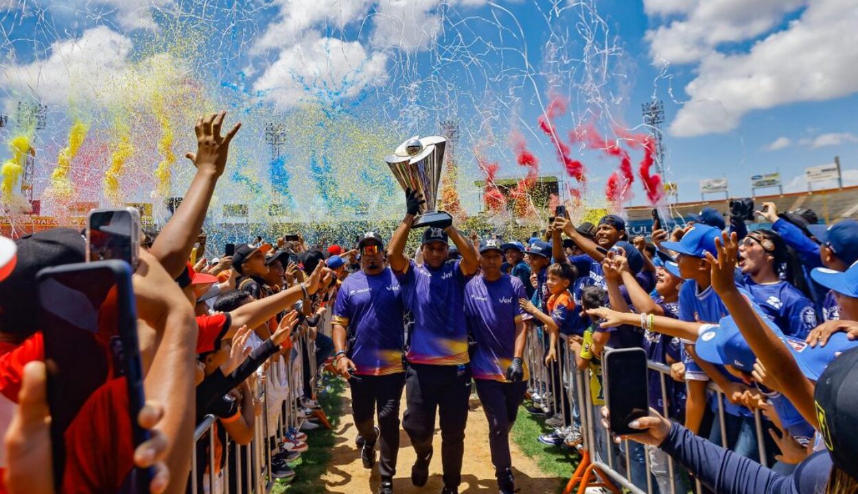 El Zulia celebra por todo lo alto la llegada de la Copa del Clásico Mundial de Béisbol