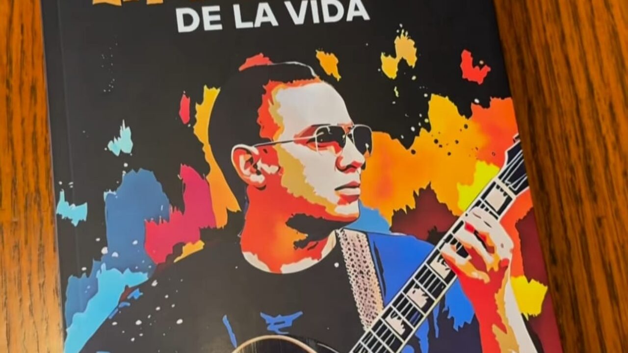 Felipe Peláez presentó su «hijo»: «Un loco enamorado de la vida» un libro autobiográfico