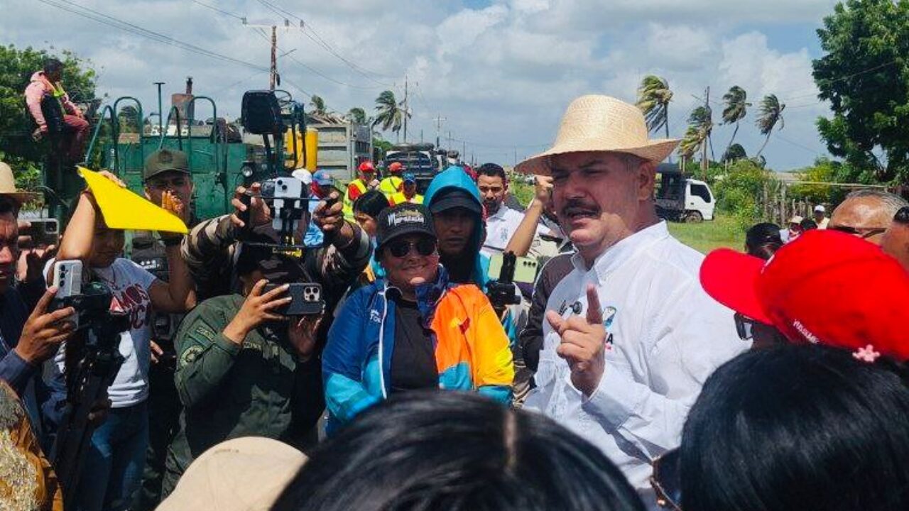 Gobernador Caldera anuncia que antes de Navidad la Guajira venezolana tendrá listos 70 kilómetros de vialidad asfaltada