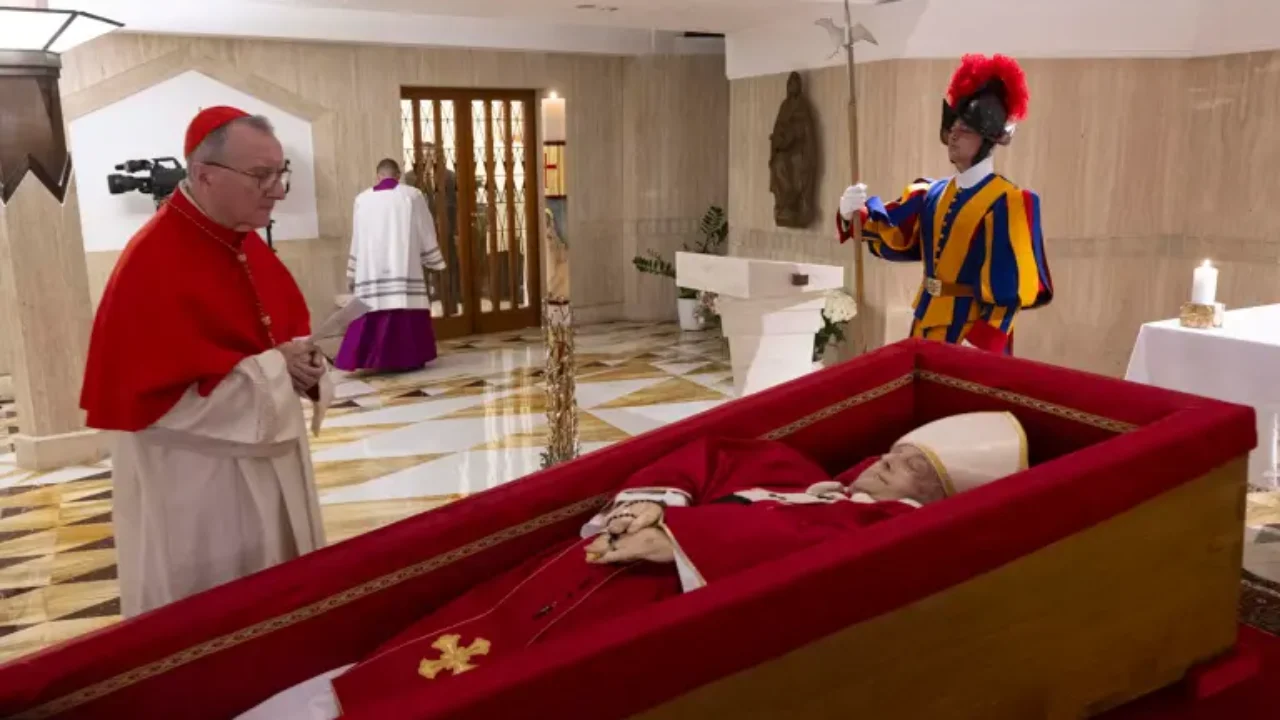 Difunden las primeras imágenes del papa Francisco en el féretro