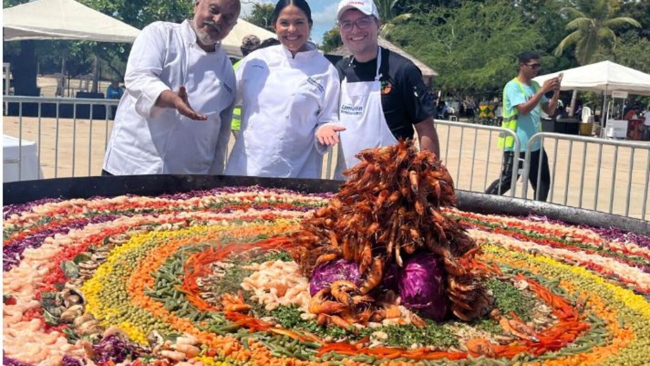 Los Marabinos no comieron cuento, comieron camarón con la «Paella Gigante» en el parque Vereda del Lago