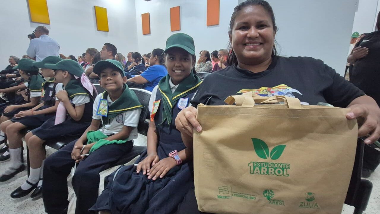 Gobernación del Zulia impulsa la conciencia ecológica con el programa “Un estudiante, un árbol”