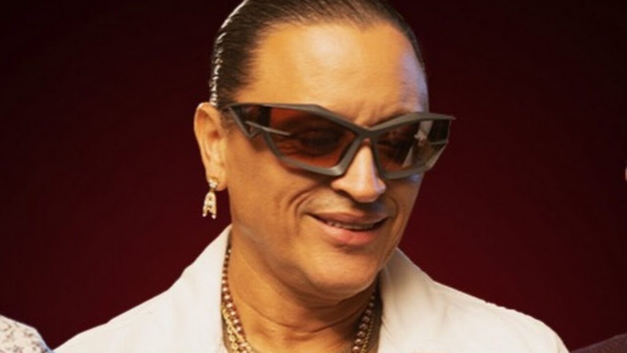Elvis Crespo sorprende con nuevo look a sus fans