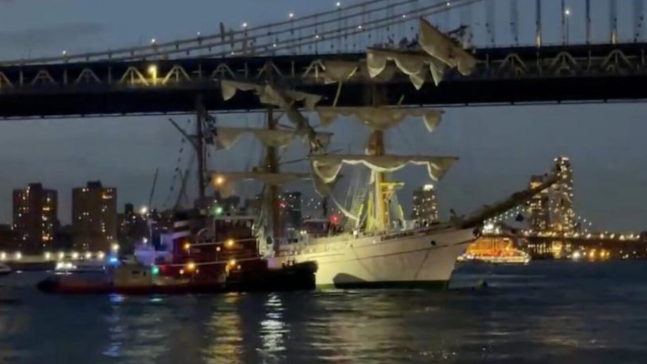 El buque escuela de la Armada de México chocó este sábado contra el puente de Brooklyn, en Nueva York