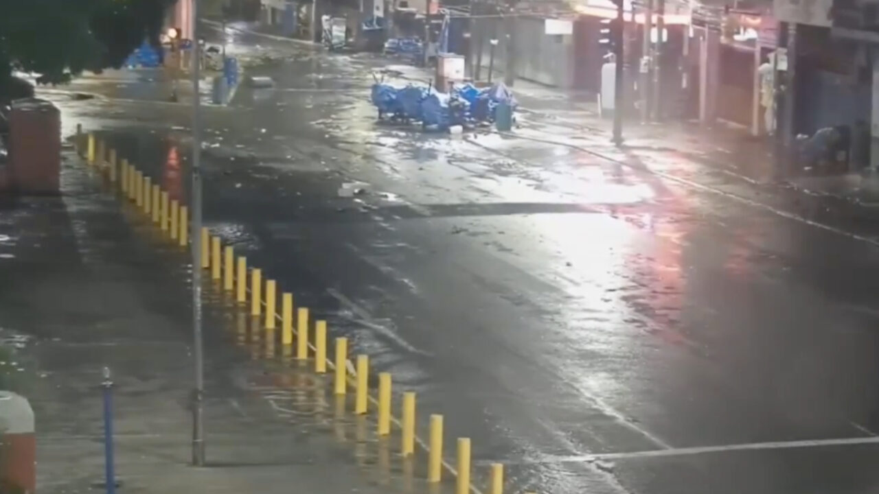 El huracán Melissa de categoría 5, toca tierra en Jamaica con vientos de hasta 295 km/h