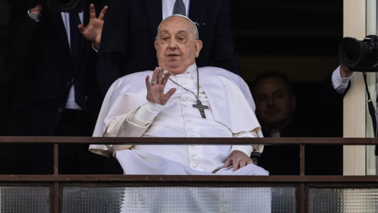 El papa continúa mejorando en su capacidad de hablar y trabaja sentado en su escritorio