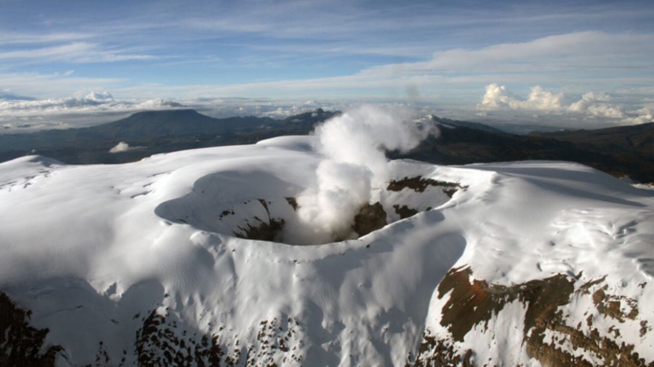 Colombia: Decretan alerta naranja por probable erupción del volcán Nevado del Ruiz