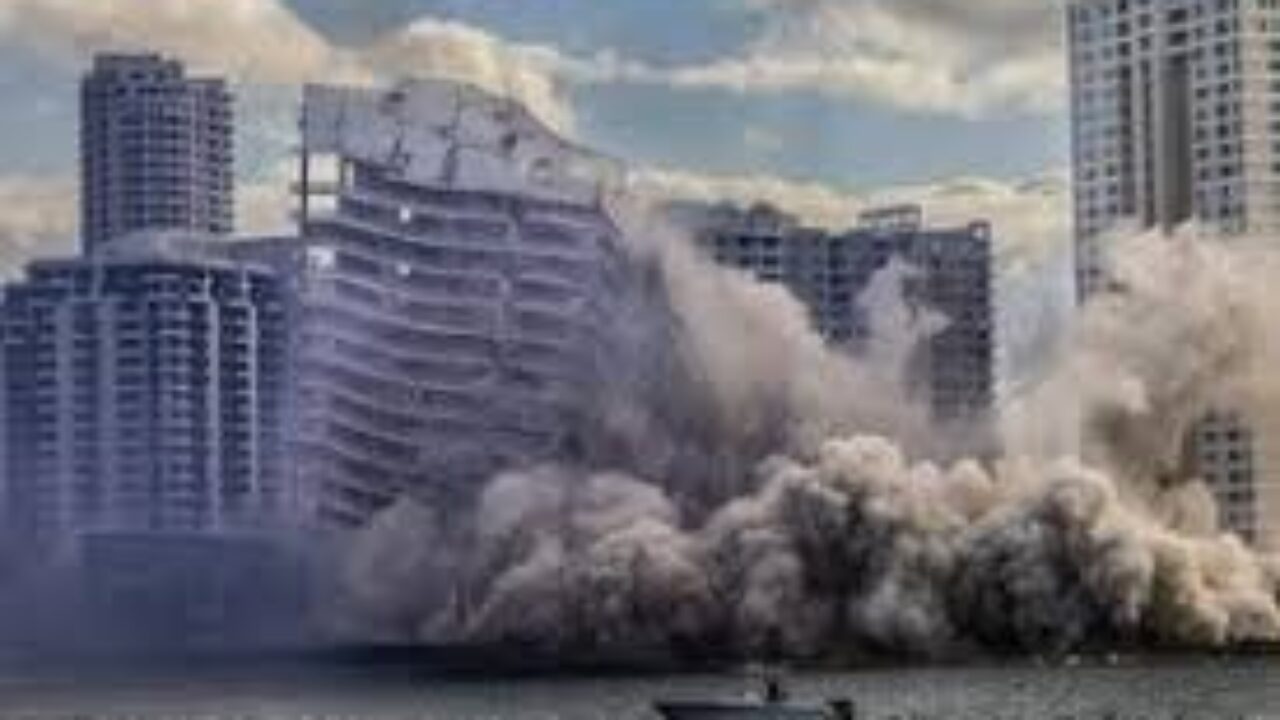 Una impactante implosion de sólo 20 segundos desapareció el icónico hotel Mandarin Oriental en Miami(+Video)