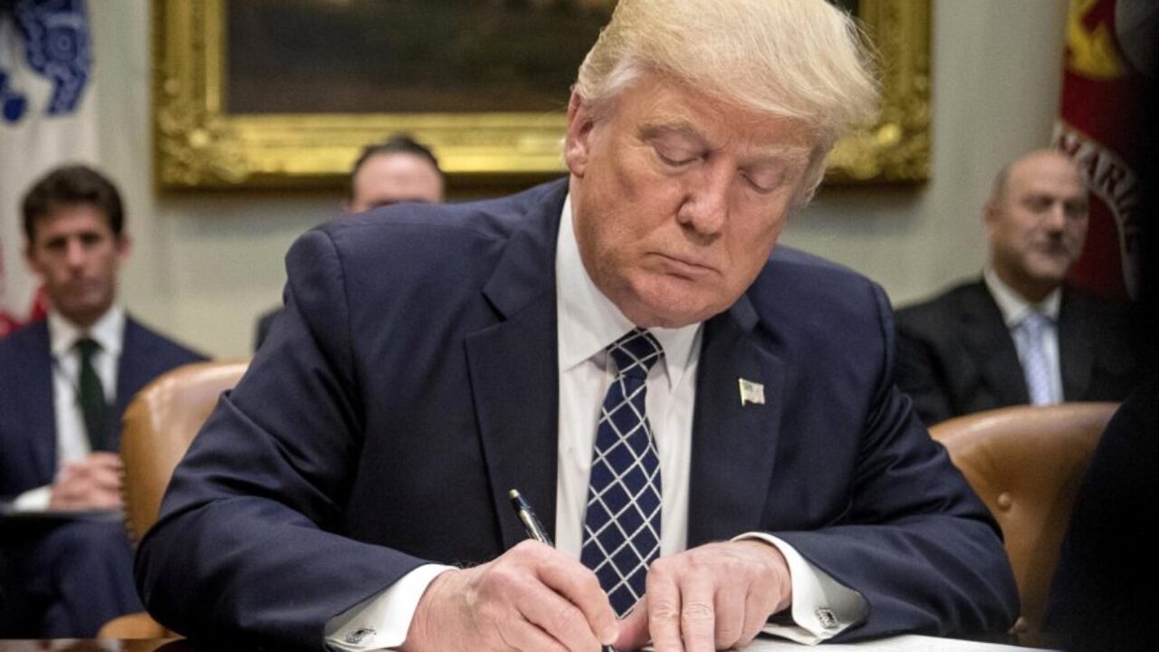 ARCHIVO - El presidente Donald Trump firma una orden ejecutiva en el Salón Roosevelt de la Casa Blanca en Washington, el 25 de abril de 2017. (AP Foto/Andrew Harnik, Archivo)