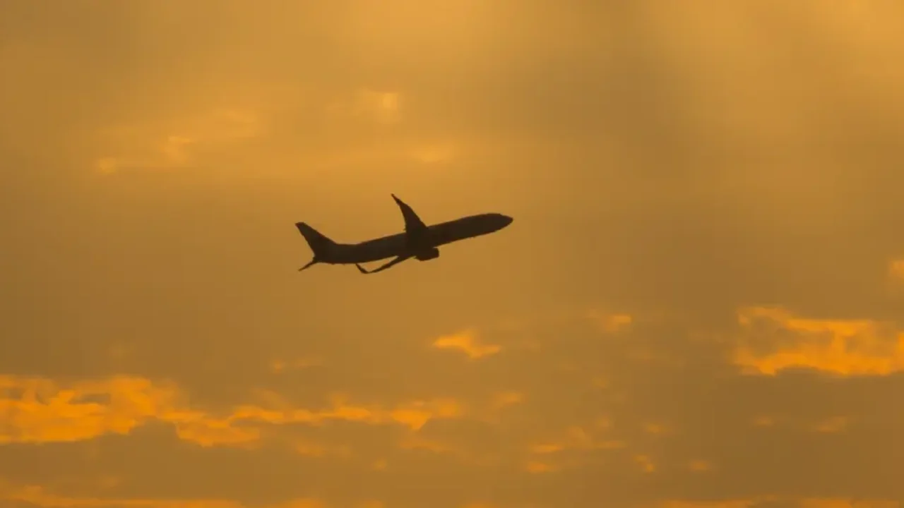 Gobierno venezolano levanta restricción de cierre del espacio aéreo con Colombia