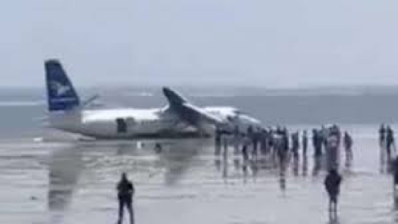 Avión con 55 pasajeros logra aterrizaje de emergencia en una playa de Somalia