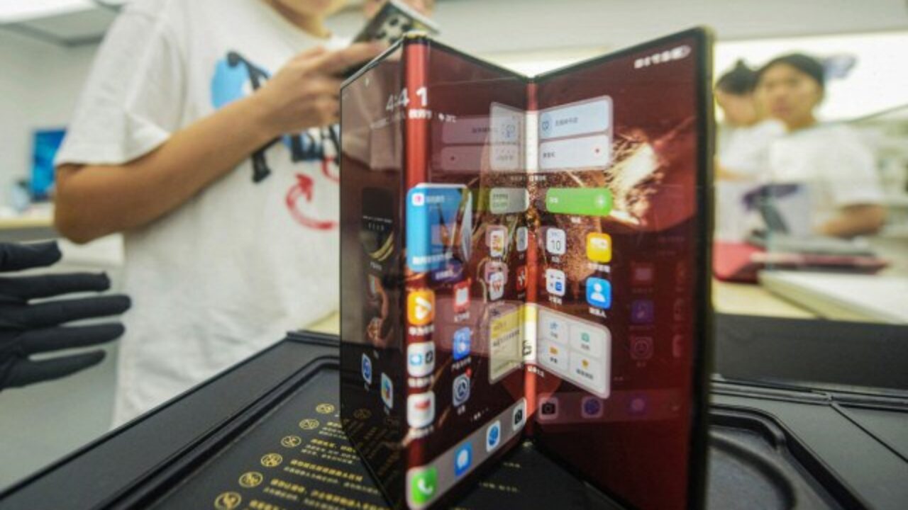 Huawei presenta su primer teléfono celular plegable en tres partes y aspiran sea duro competidor del iPhone 16