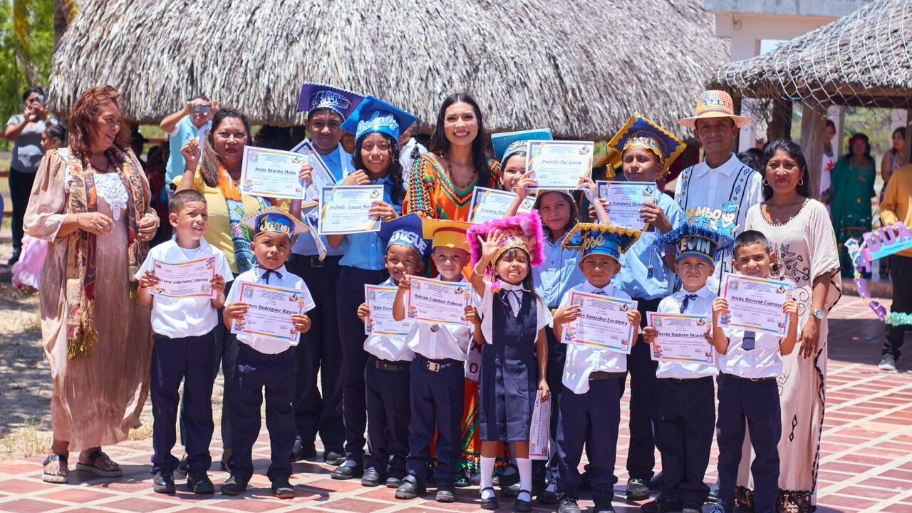 ¡Dedicada a su pueblo! La Princesa Zulia fue madrina de graduación de 30 niños en la Guajira.