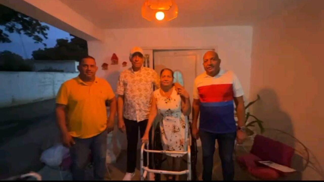 Alcalde Alenis Guerrero sigue impulsando programa Dr. «Manuel Morales Báez» con entrega de andaderas