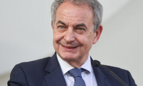 AME5013. CARACAS (VENEZUELA), 17/03/2026.- El expresidente del Gobierno español José Luis Rodríguez Zapatero habla durante una rueda de prensa este martes, en Caracas (Venezuela). Rodríguez Zapatero se encuentra nuevamente en Venezuela, tras su visita el pasado mes, para apoyar en el proceso de amnistía a presos políticos. EFE/ Miguel Gutiérrez