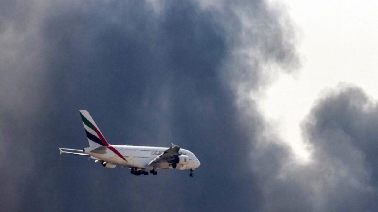 Alerta máxima en el Golfo: Dubái reanuda vuelos tras incendio por ataque con drones