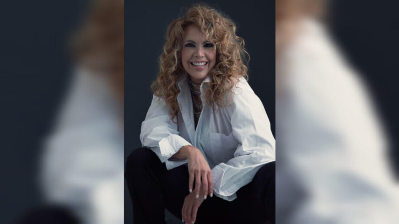 La actriz Elaiza Gil estrena su monologo en el género del “Stand Up”, “¡Soltera sí, sola jamás!”