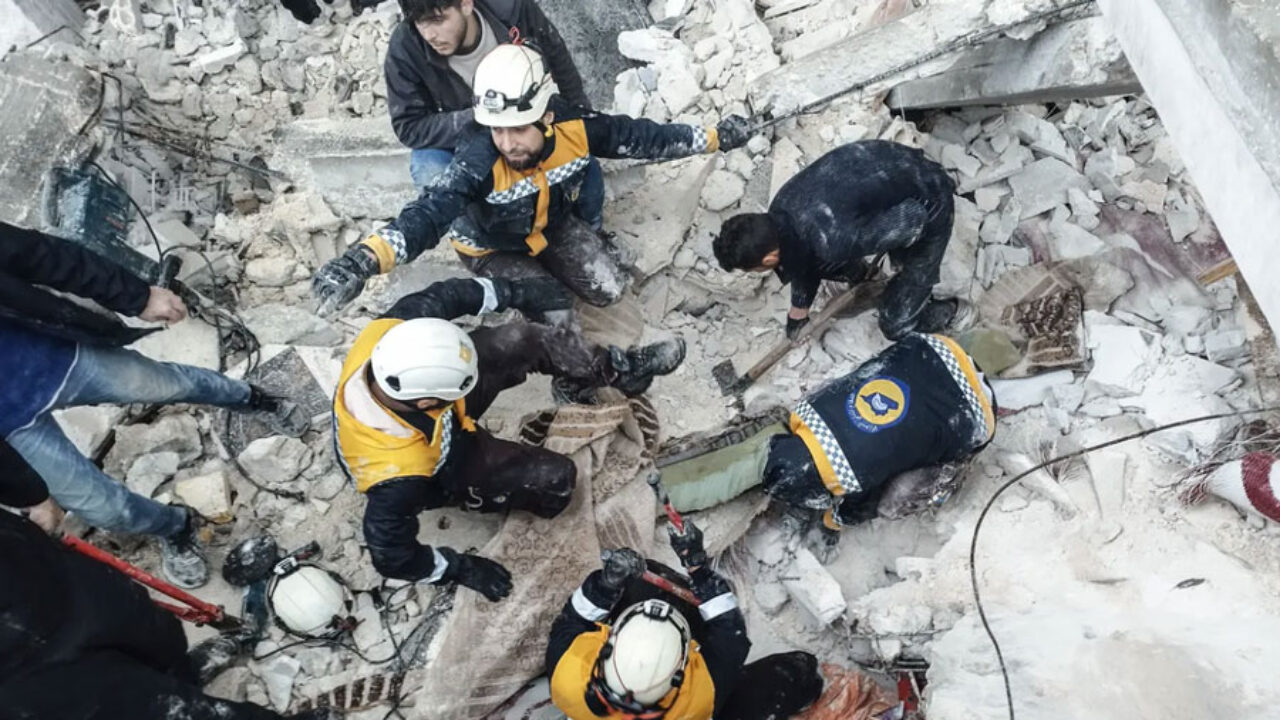 Socorristas siguen encontrando sobrevivientes a más de 100 horas de los devastadores sismos de Turquía