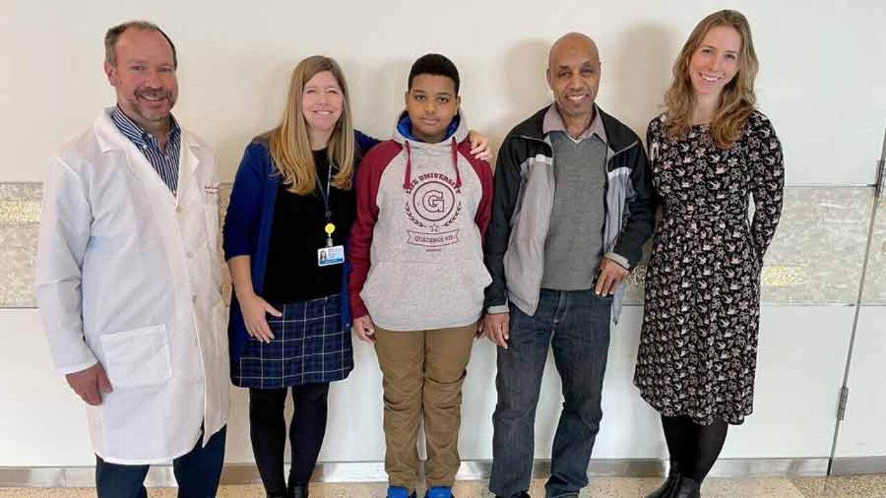 Un niño de 11 años logra oír por primera vez gracias a una innovadora terapia génica