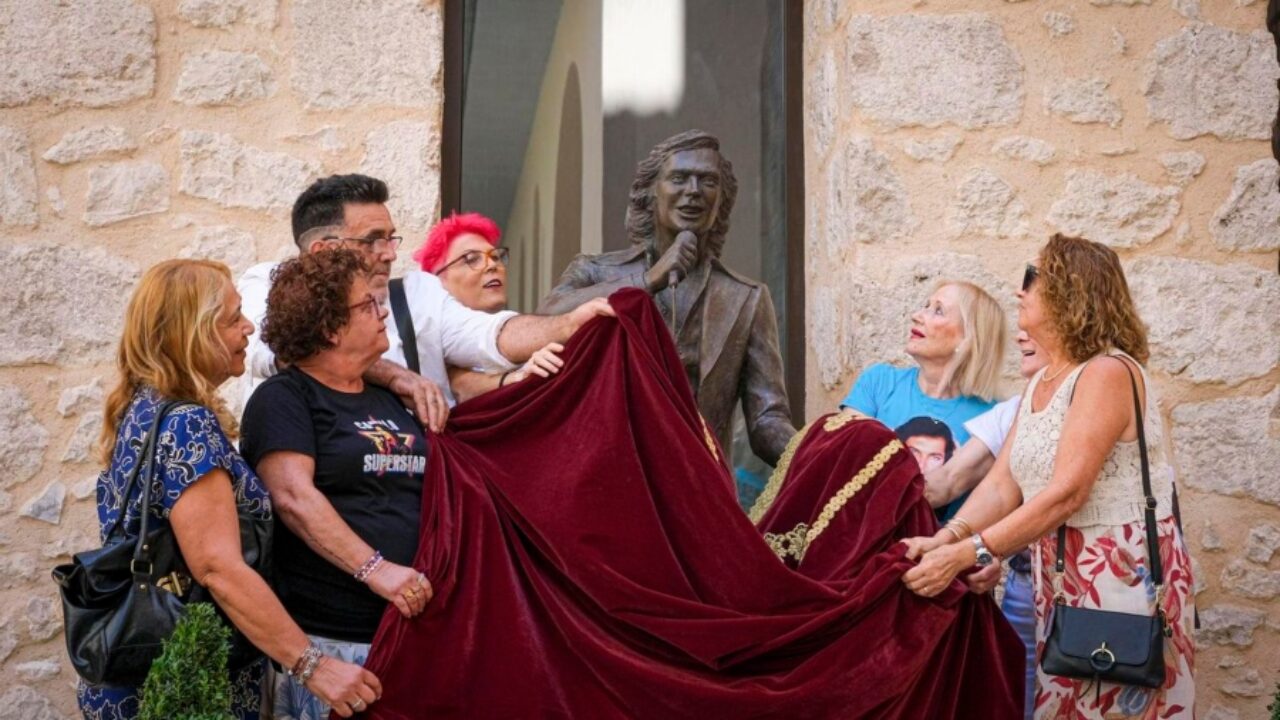 Cenizas de Camilo Sesto  fueron trasladadas al mausoleo construido en su tierra natal