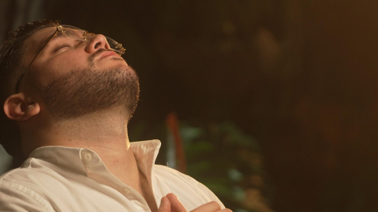 El Venezolano Elías Galban cierra este año 2024 con el tema musical “Orgullo”