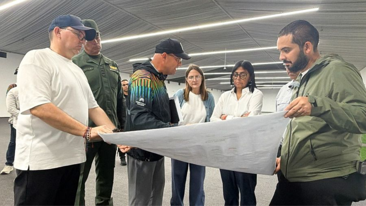 El Ejecutivo nacional evalúa las obras del terminal provisional en el Aeropuerto de Maiquetía