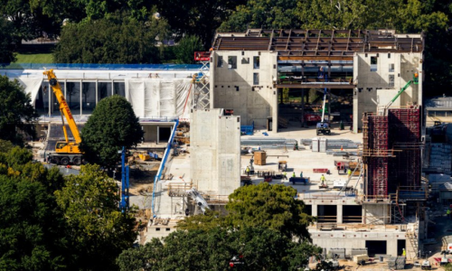 Manos hispanas construyen el ostentoso salón de baile de la Casa Blanca