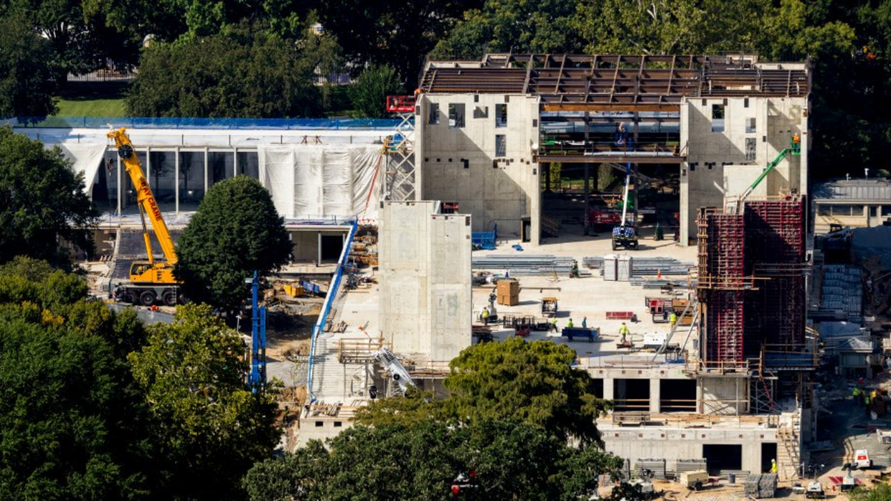Manos hispanas construyen el ostentoso salón de baile de la Casa Blanca