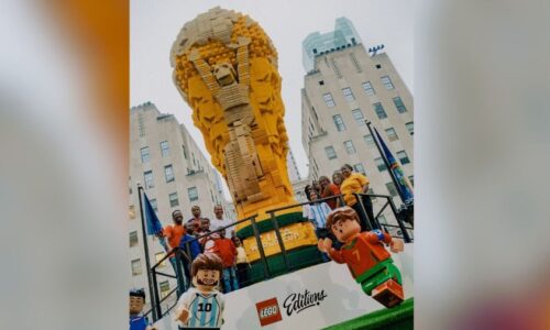 Gigante de plástico: La réplica de Lego que conquista Nueva York
