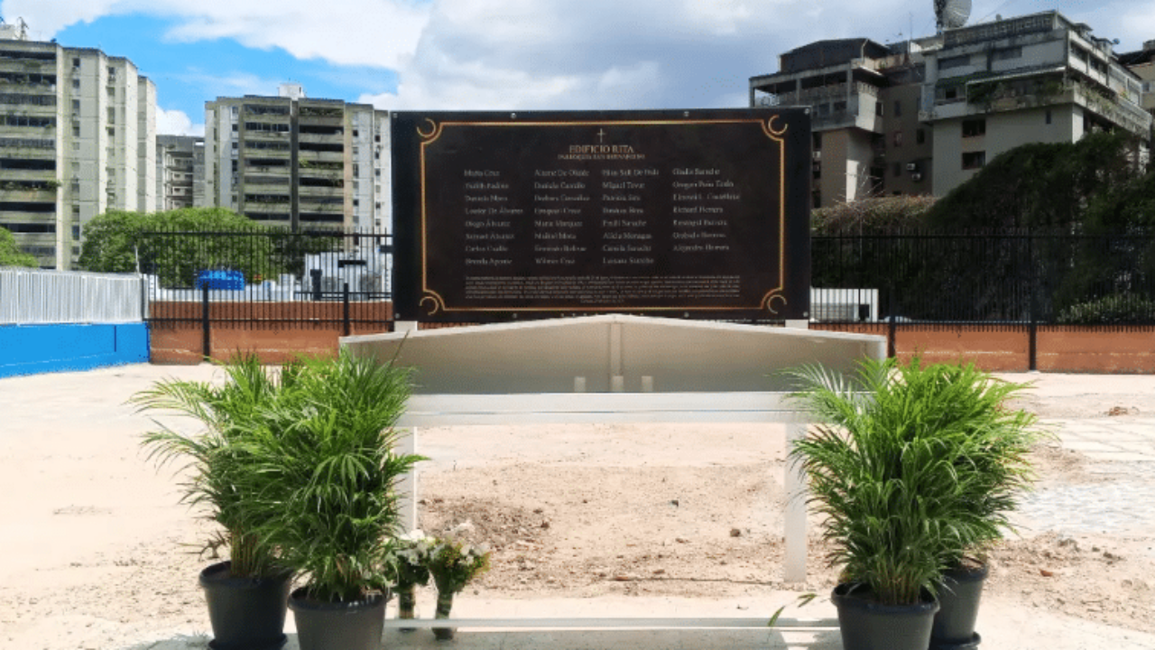 Instalan placa en memoria de las 31 víctimas del colapso del edificio Rita en San Bernardino a causa del devastador doblete sísmico
