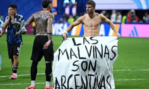 Mensaje de soberanía «Las Malvinas son argentinas»: jugadores argentinos despliegan pancarta sobre las Malvinas tras vencer a Inglaterra