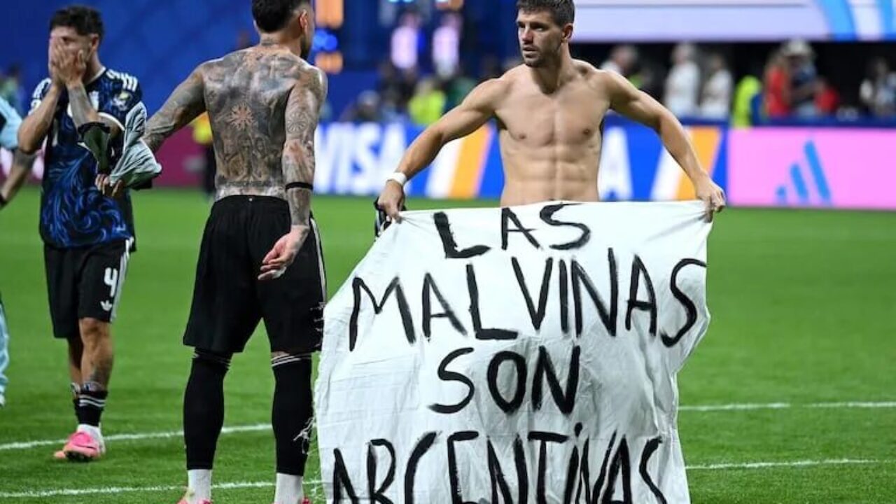 Mensaje de soberanía «Las Malvinas son argentinas»: jugadores argentinos despliegan pancarta sobre las Malvinas tras vencer a Inglaterra