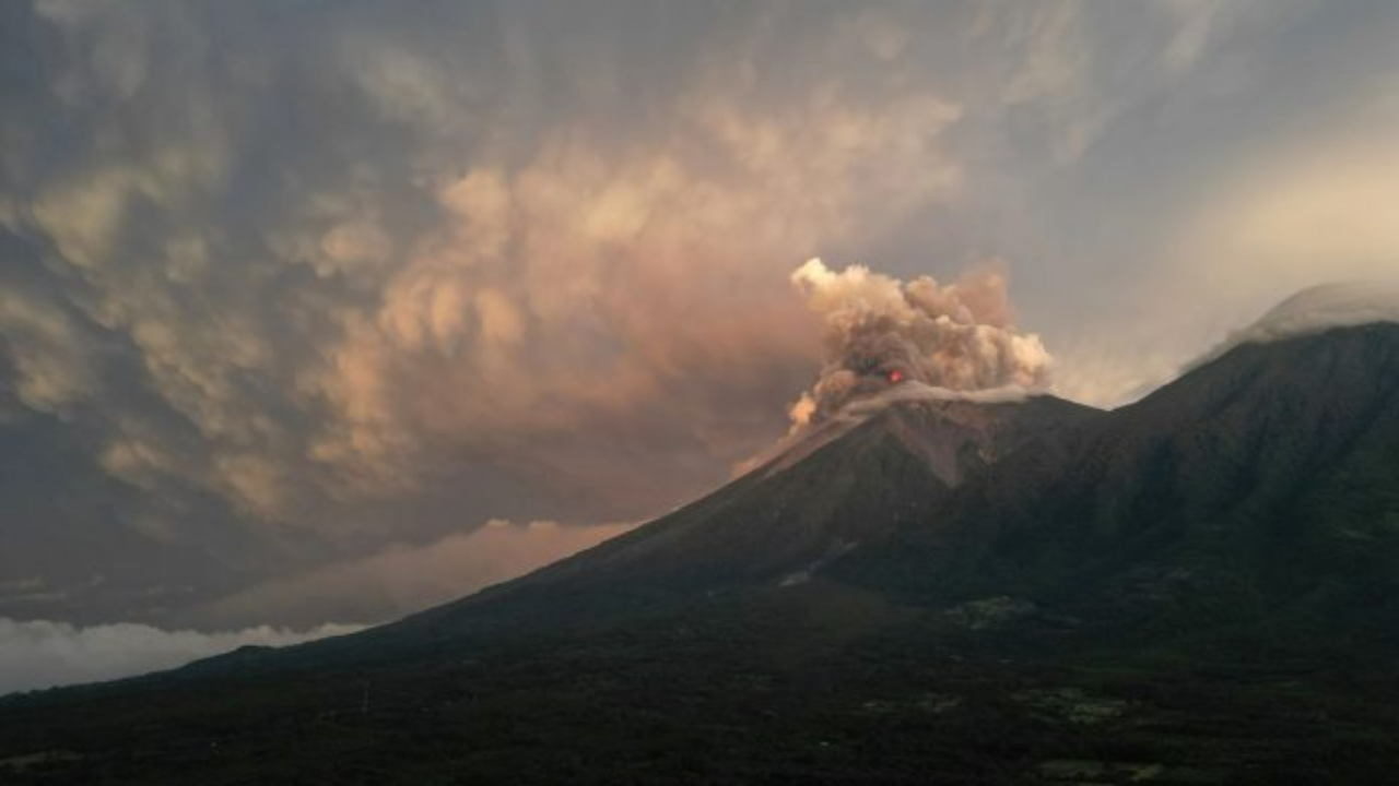 Guatemala declara alerta naranja e inicia evacuaciones masivas ante la violenta erupción del volcán de Fuego