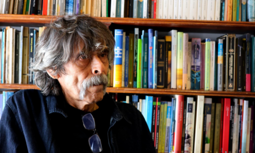Alfredo Peñuela: el polifacético dramaturgo y librero que custodia la cultura literaria en el Teatro Baralt