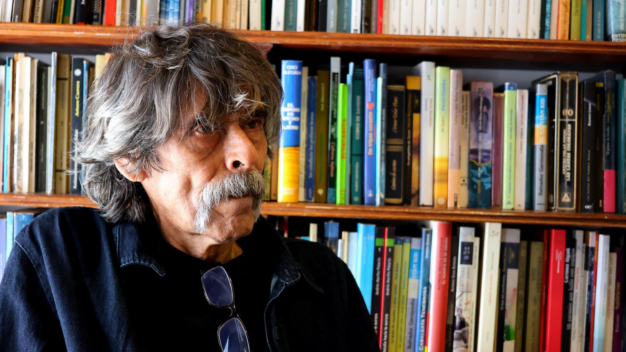 Alfredo Peñuela: el polifacético dramaturgo y librero que custodia la cultura literaria en el Teatro Baralt