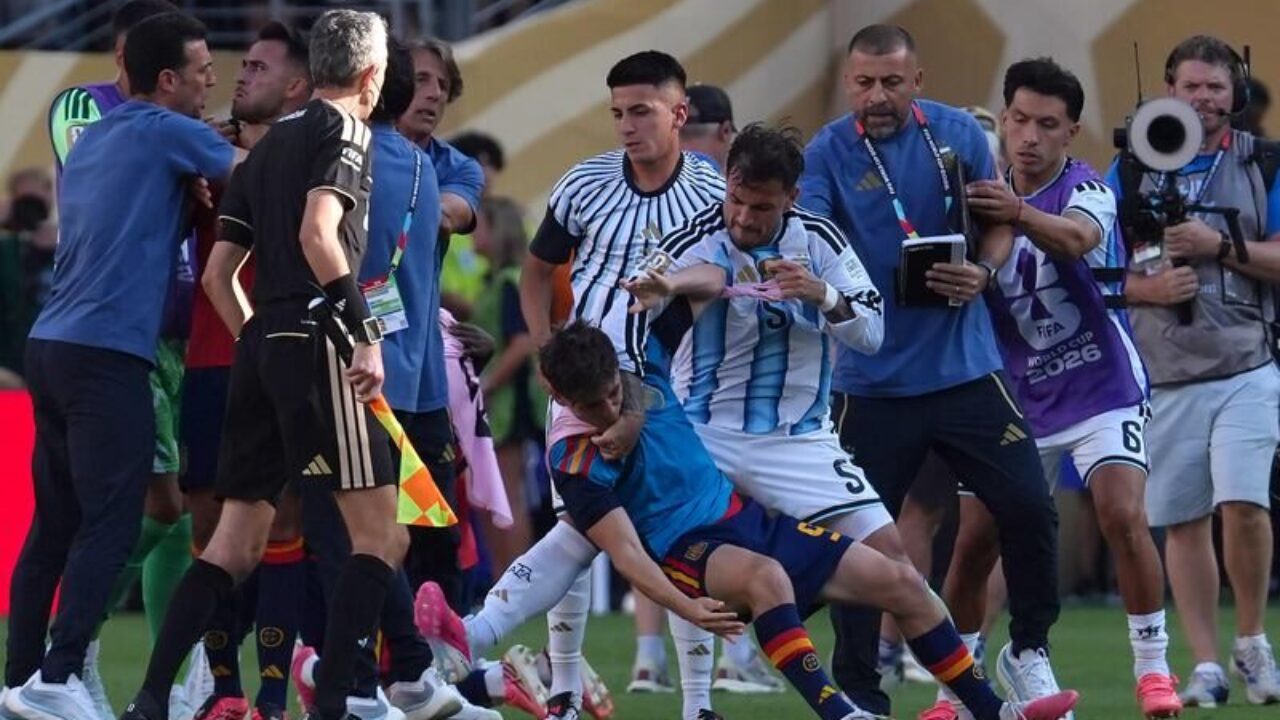 Bajo la lupa de la FIFA: Abren expediente disciplinario a Argentina por altercados en la final
