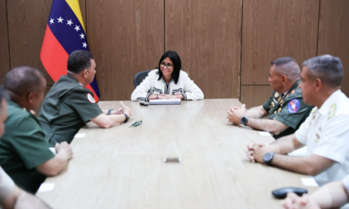 Delcy Rodríguez evalúa seguridad y coyuntura climática junto al Alto Mando Militar en Miraflores