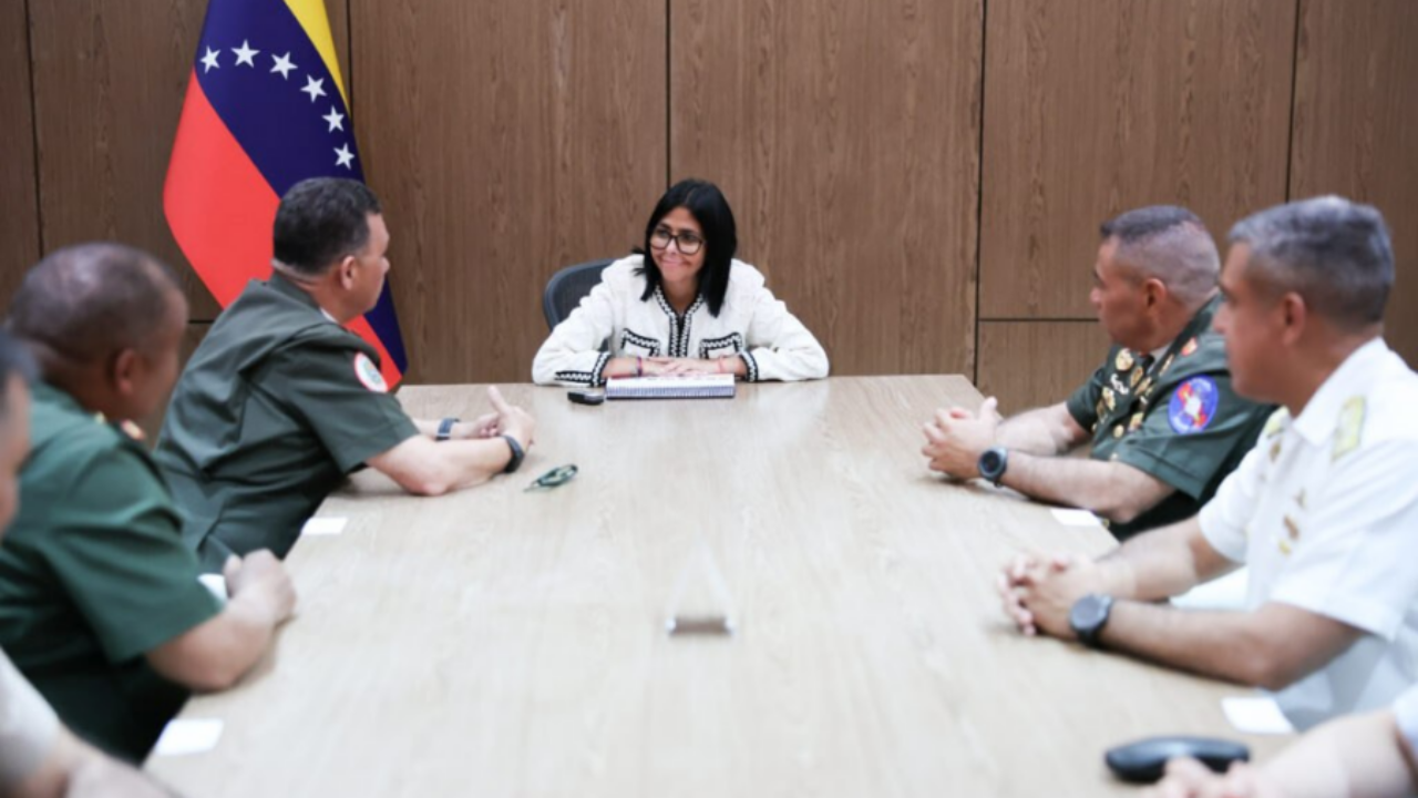 Delcy Rodríguez evalúa seguridad y coyuntura climática junto al Alto Mando Militar en Miraflores