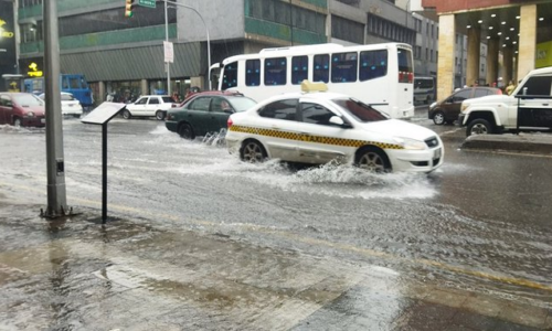 Precipitaciones en Caracas dejan calles anegadas y colapso vial en múltiples parroquias