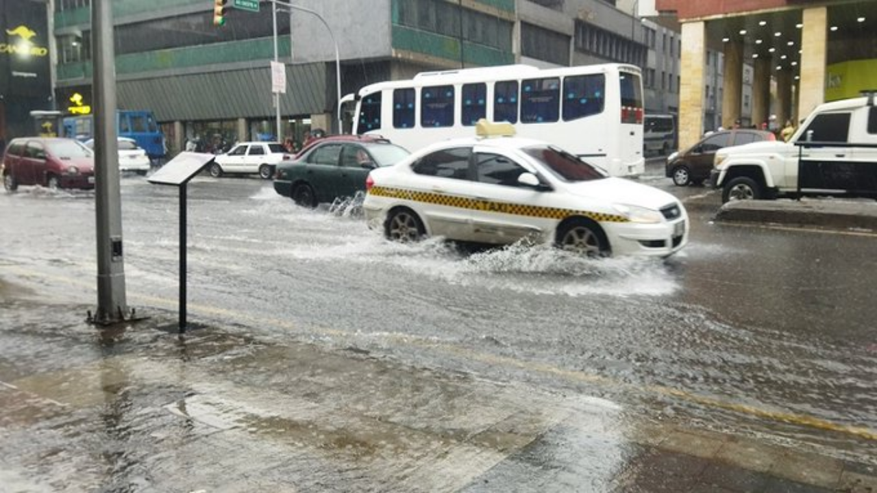 Precipitaciones en Caracas dejan calles anegadas y colapso vial en múltiples parroquias