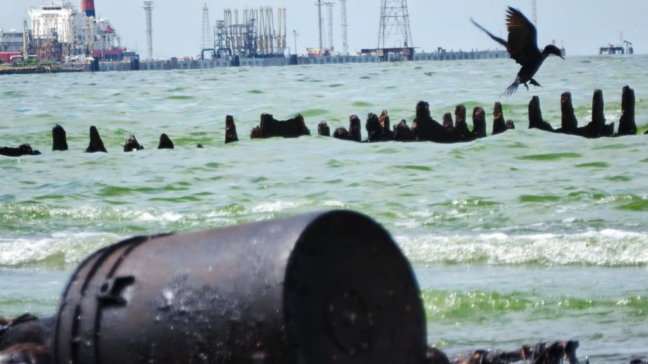 Fundación Azul Ambientalistas denuncia grave fuga de gas y derrame petrolero en las costas de Cabimas