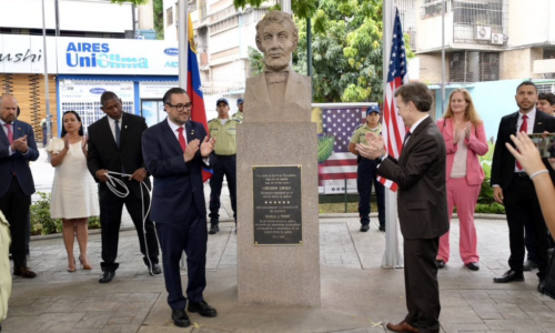 Caracas: Reinauguran plaza en honor a Abraham Lincoln, y develan placa con inscripción dedicada a Donald Trump
