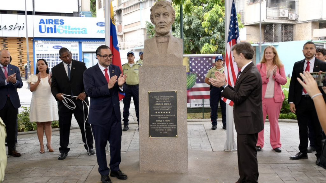 Caracas: Reinauguran plaza en honor a Abraham Lincoln, y develan placa con inscripción dedicada a Donald Trump