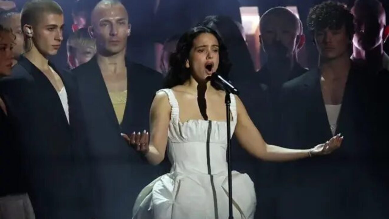 «Nos necesitan»: Rosalía detiene su concierto en Las Vegas y envía un emotivo mensaje de solidaridad a Venezuela