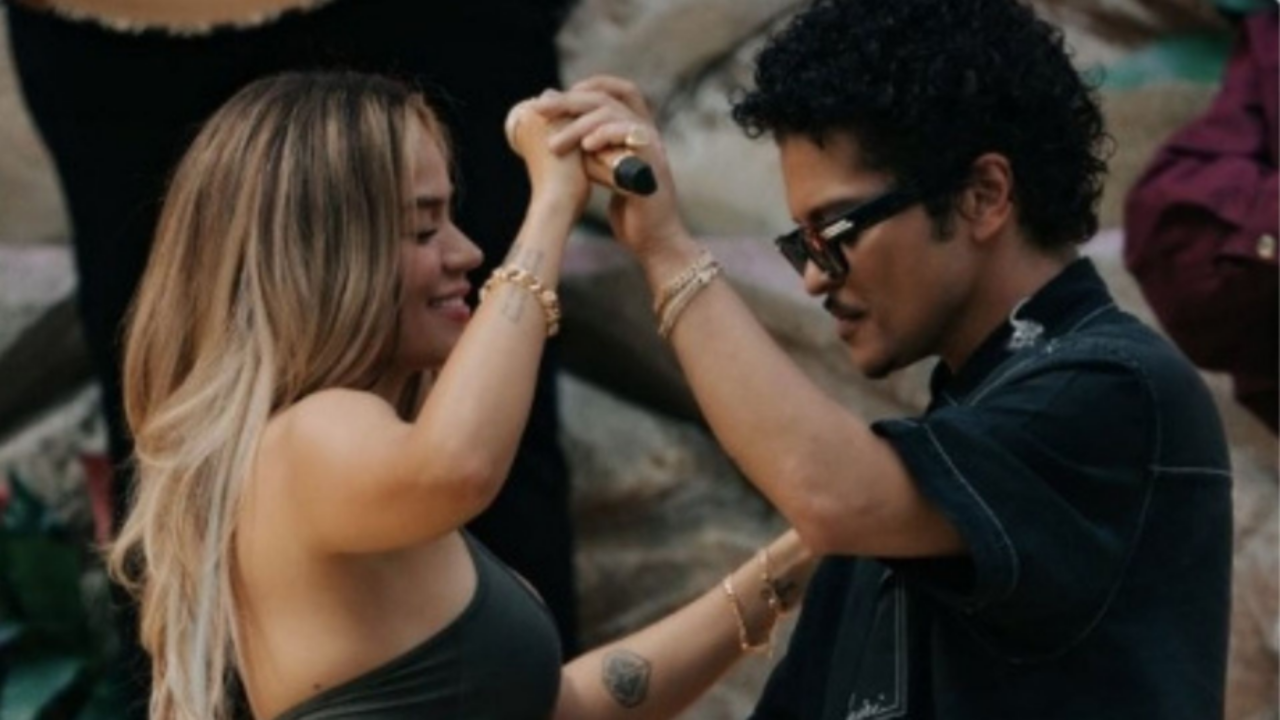 Karol G y Bruno Mars sorprenden con ensayo previo a su presentación en Los Ángeles