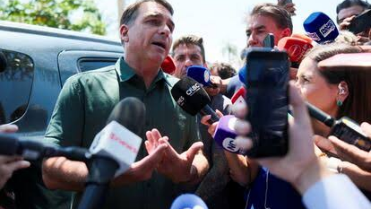 Flávio Bolsonaro visita a su padre en prisión domiciliaria tras levantarse el veto judicial